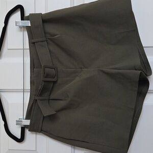 Express belted high rised shortie, size 6, olive green